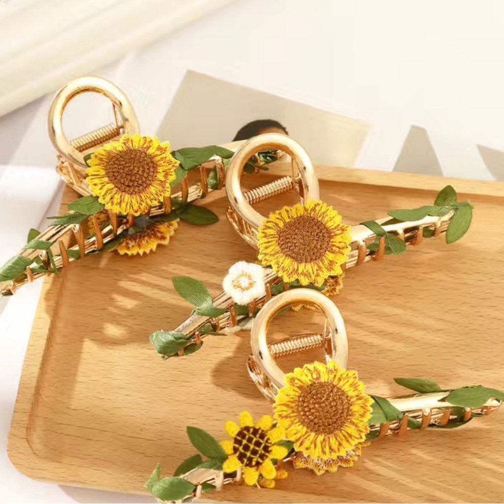 NIB Sunflower Hair Claw Clip